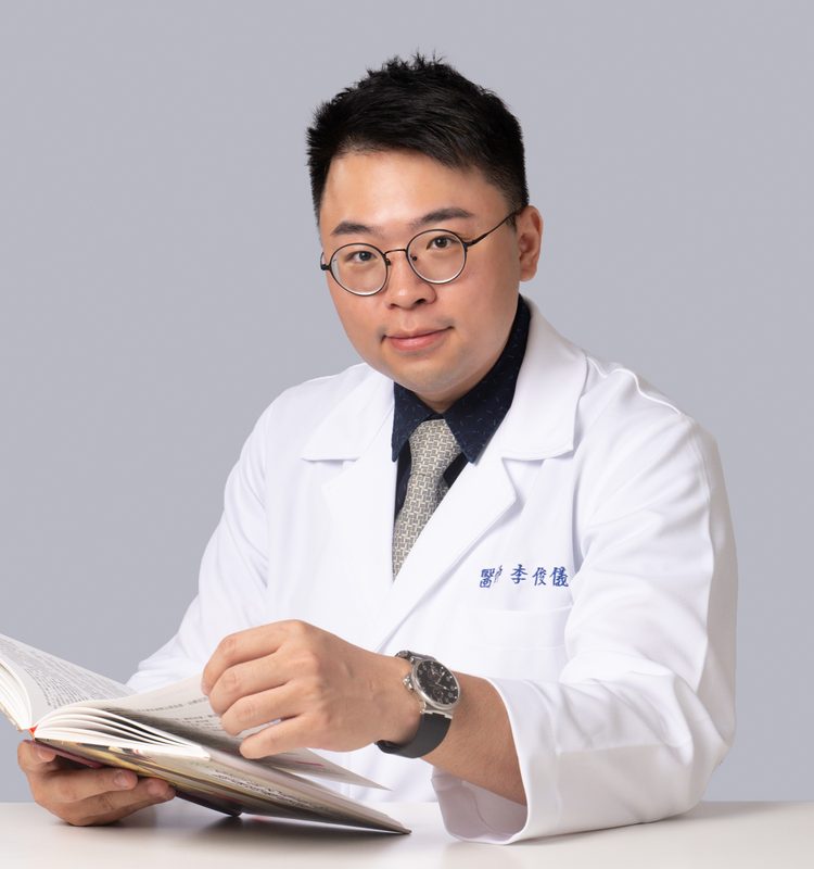 李俊儀中醫師正坐閱覽醫學典籍，森美中醫診所主治醫師